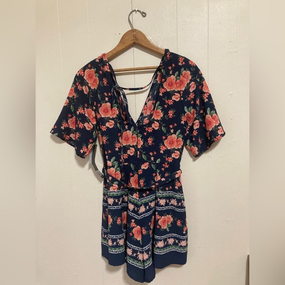 Francesca’s Trixxi Coral & Navy Blue Rose Floral Romper Size Medium - Picture 11 of 16